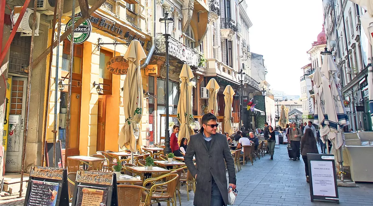 Îşi riscă viaţa când beau o cafea! În caz de cutremur, clădirile din Centrul Istoric al Bucureştiului ar putea să se prăbuşească | FOTO