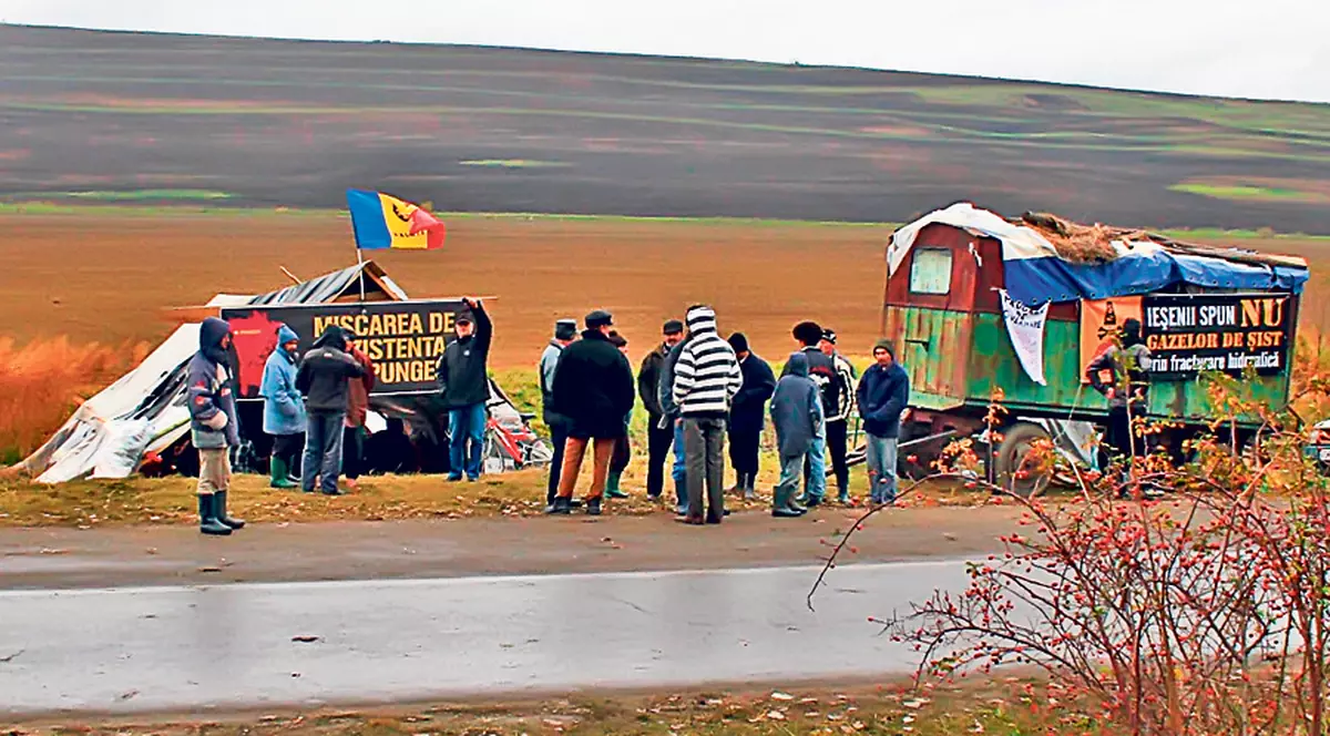 Proteste pe câmp la 0° C! Sătenii din Pungeşti, de neclintit