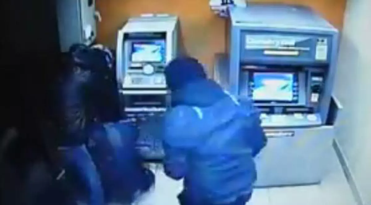 Trei bărbaţi au încercat să arunce în aer un bancomat din Capitală. Vezi prin ce METODĂ ORIGINALĂ au dat lovitura