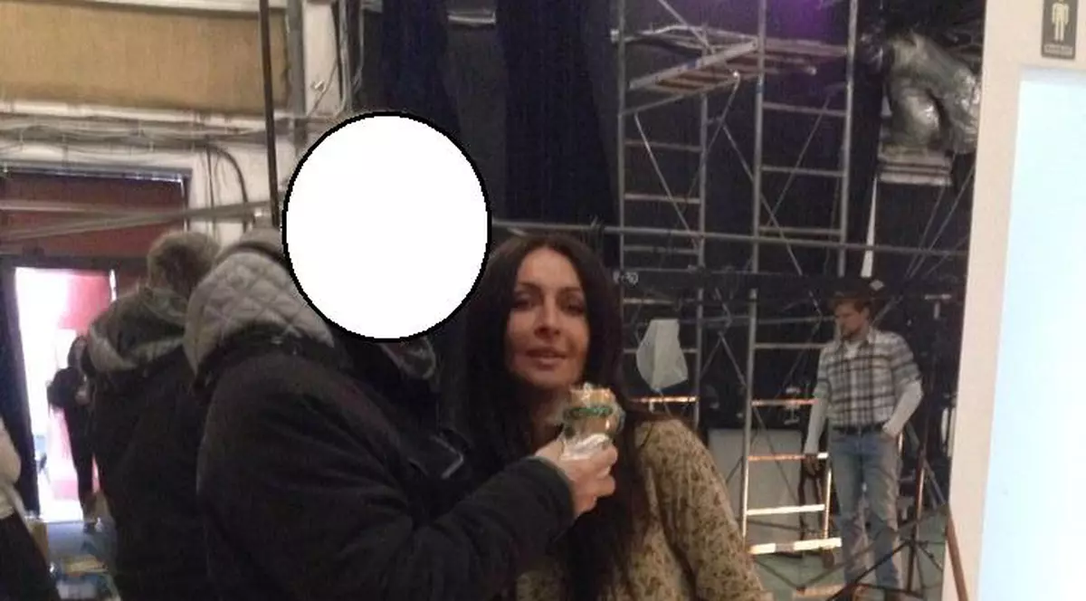 Raduleasca, ademenită cu shaorma. Vezi cine este masculul care îi dă divei SHAORMA!