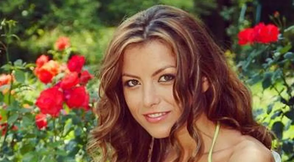 Aşa arată acum, dar în urmă cu 13 ani DIFERENŢA DE STIL ERA URIAŞĂ! Vezi cum era Elena Gheorghe în 2000 | FOTO