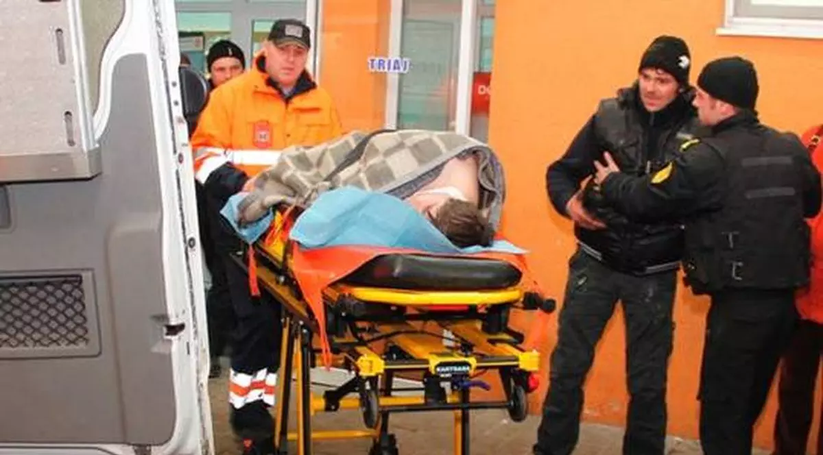 INCIDENT SÂNGEROS în staţia tramvaiului 41. UN POLIŢIST A FOST TĂIAT DE MAI MULTE ORI
