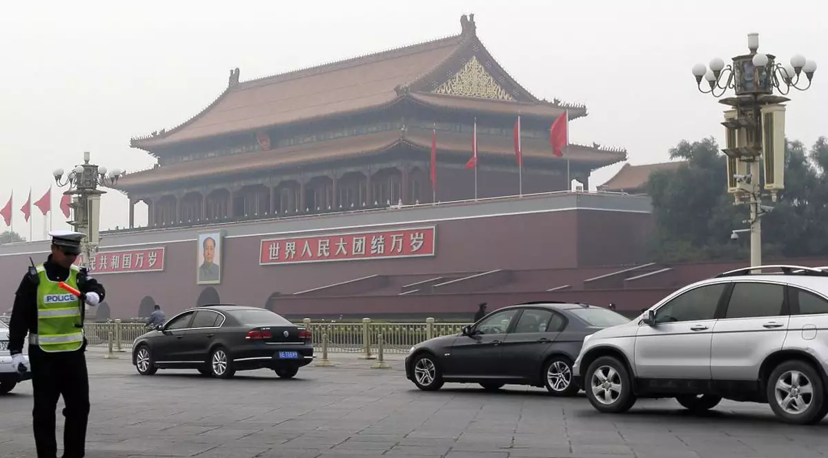 Tragedie în China! Un autovehicul în flăcări a intrat în mulţimea de turişti din Piaţa Tiananmen | FOTO