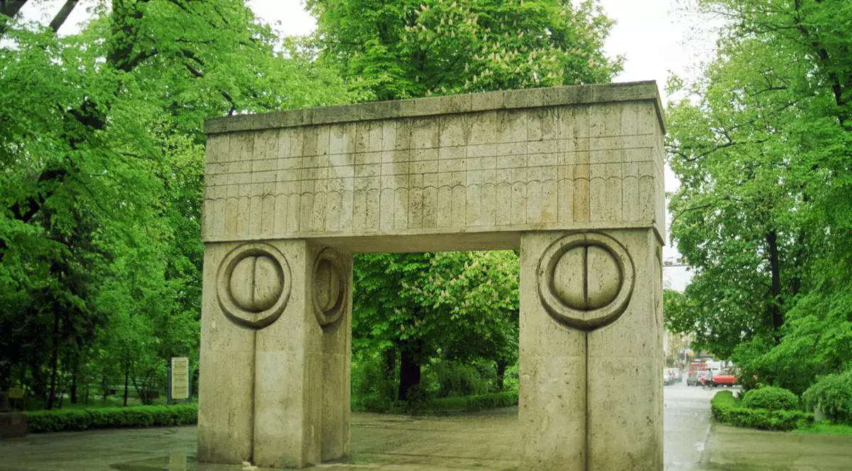 Scandal la Târgu Jiu! «Poarta Sărutului» a devenit galbenă după restaurare