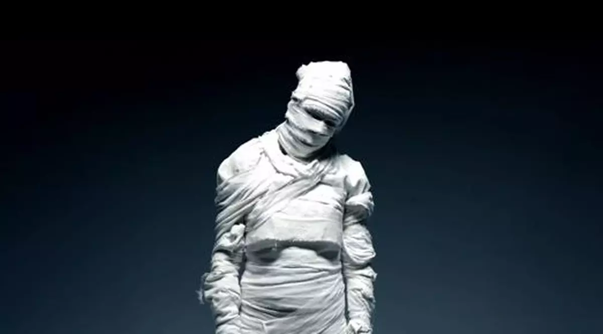 Bianca Drăguşanu, FIGURANTĂ într-un VIDEOCLIP. Uite-o CUM DEZVELEŞTE MUMIA | VIDEO