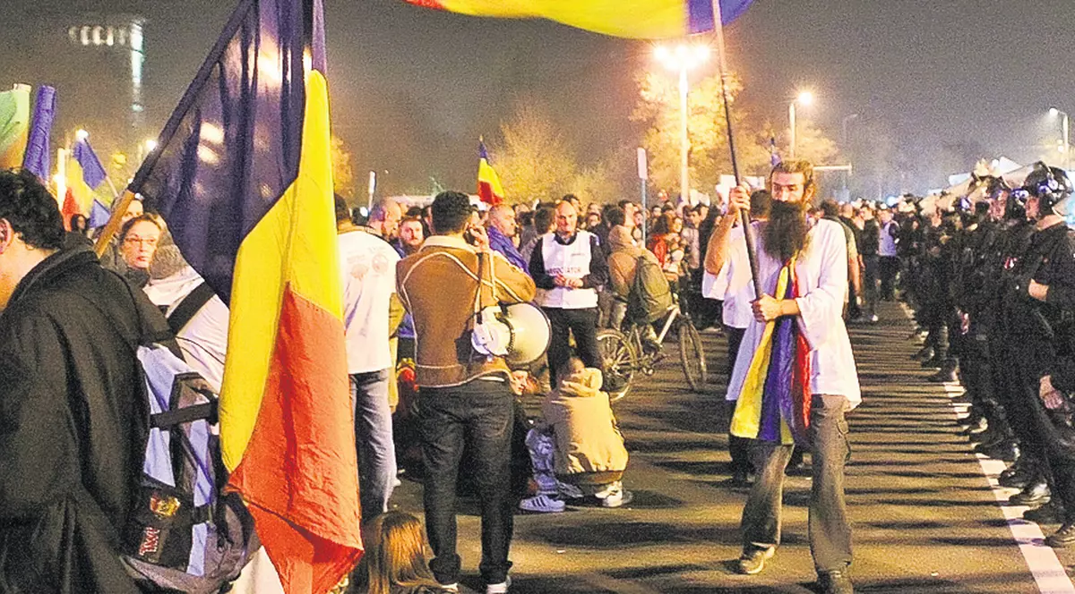 PROTESTELE ÎMPOTRIVA proiectului Roşia Montana CONTINUĂ! Vezi ce PANCARTE au purtat manifestanţii! FOTO