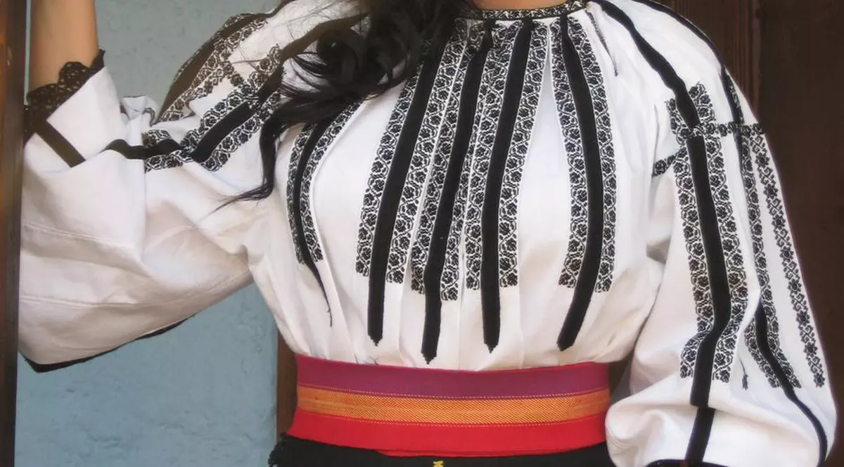 O ÎNDRĂGITĂ CÂNTĂREAŢĂ DE MUZICĂ POPULARĂ pregăteşte SCHIMBAREA SUPREMĂ DE STIL. Scoate o piesă COMERCIALĂ!
