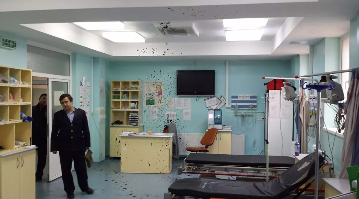 Un deţinut adus la spital după o supradoză de medicamente a făcut un scandal monstru. Vezi cum a devastat camera de gardă! | FOTO