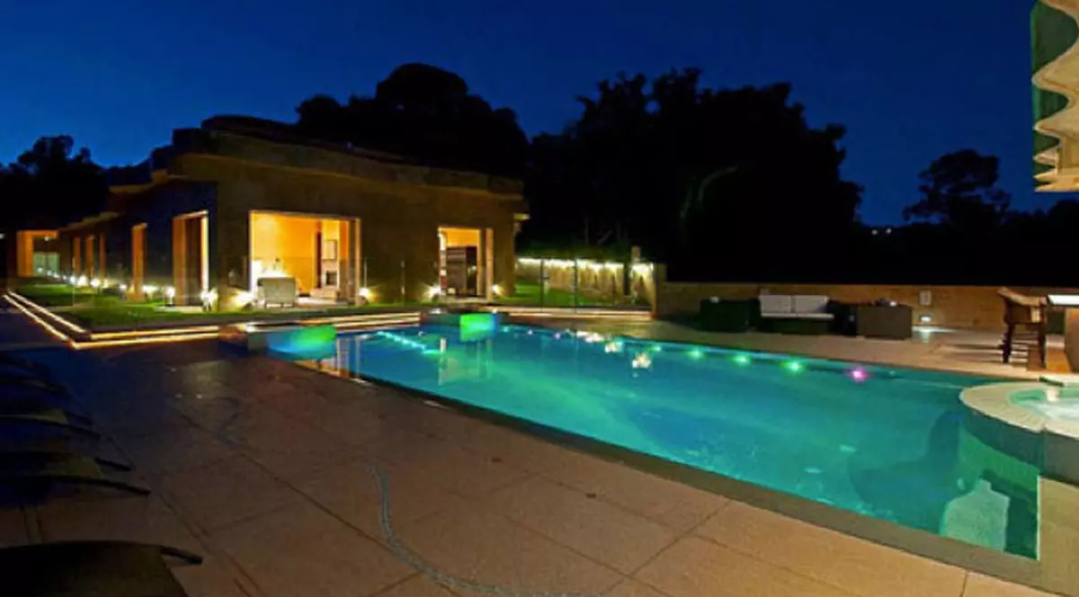 S-a săturat să fie prădată de hoţi! S-a mutat din casa de 12.000.000 $.Vezi despre cine e vorba!