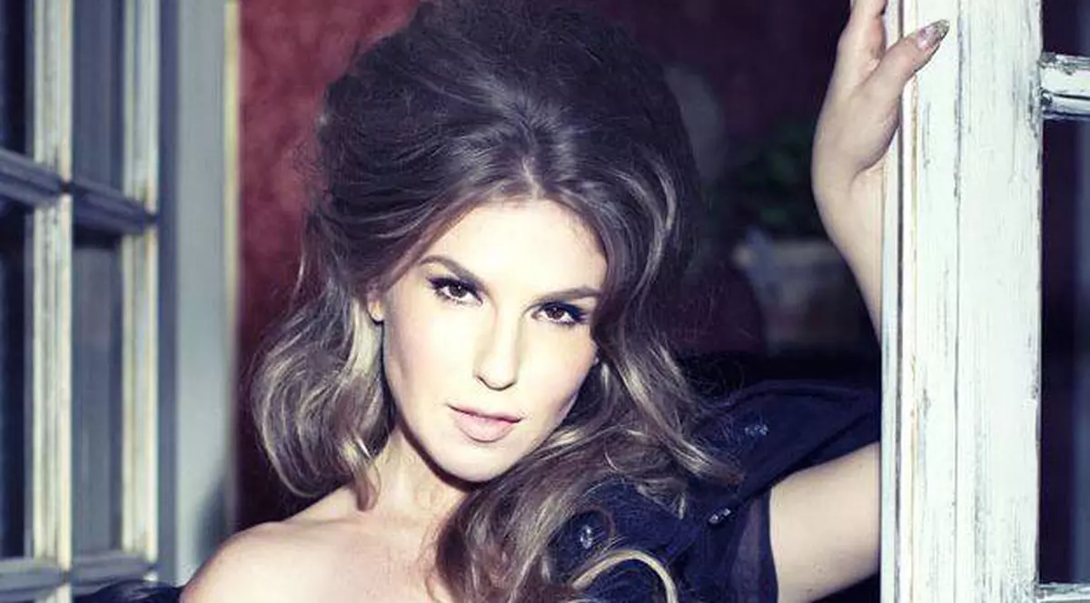 Corina este «Miss Boboc». Uite ce piesă a lansat | VIDEO 