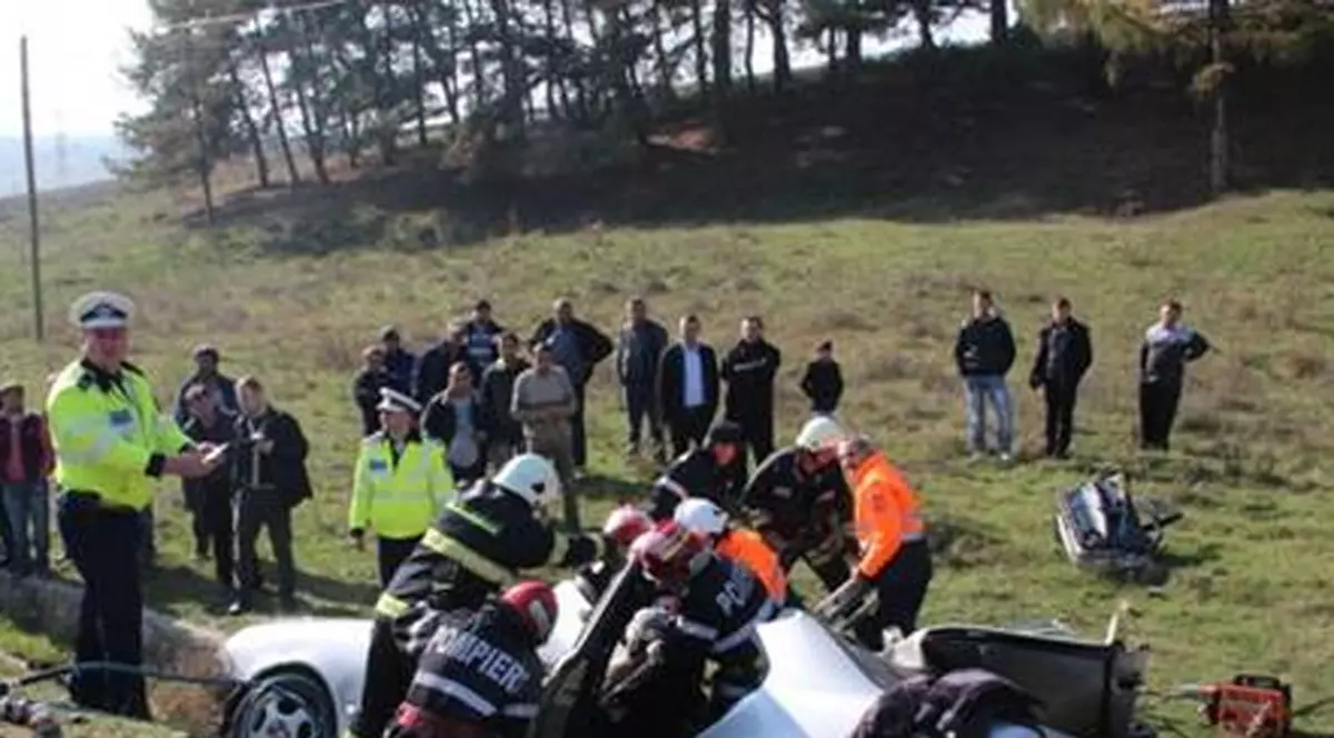 Un elev din Botoşani a făcut accident la prima plimbare cu maşina după ce şi-a luat permisul | FOTO