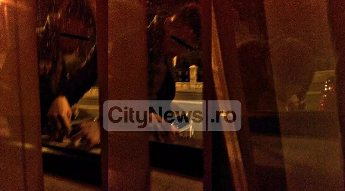 SE ÎNTÂMPLĂ ÎN ROMÂNIA! TINERII SE DROGHEAZĂ LÂNGĂ PRIMĂRIE LA CLUJ!
