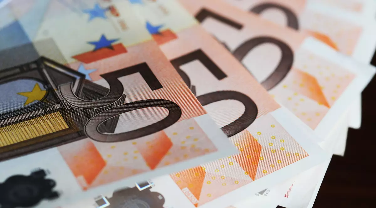 VICTORIE în RĂZBOIUL BĂNCI-DEBITORI. Un bucureştean a obţinut REDUCEREA DOBÂNZII LA JUMĂTATE