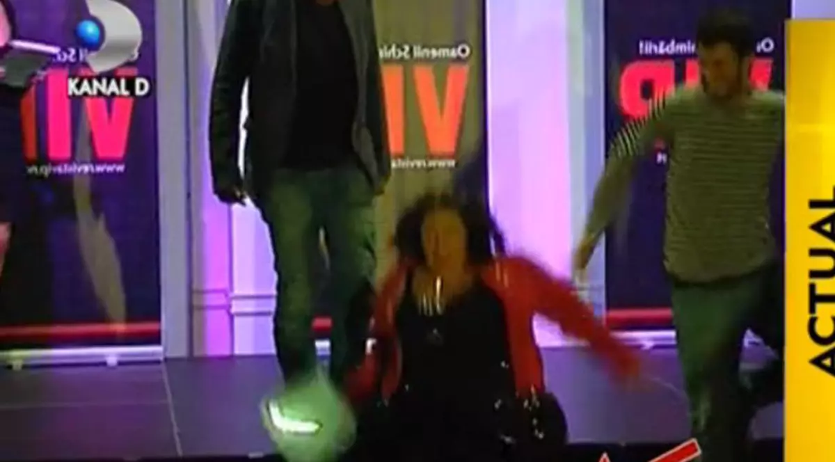 MOMENT PENIBIL pentru O VEDETĂ de la NOI! A LUAT O TRÂNTĂ de A RÂS TOATĂ SALA! Vezi replica ei savuroasă!