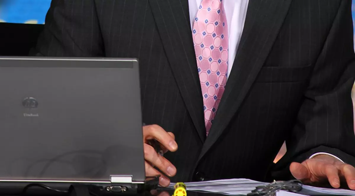 UN CELEBRU PREZENTATOR TV din România, PEDEPSIT CRUNT de ECHIPA LUI PENTRU ÎNFUMURARE!