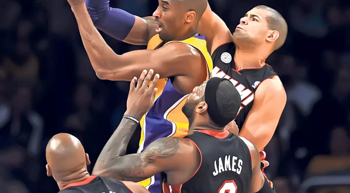 Sare cel mai sus la bani! Cu 30.453.000 $, baschetbalistul Kobe Bryant e lider la capitolul salariilor anuale din NBA