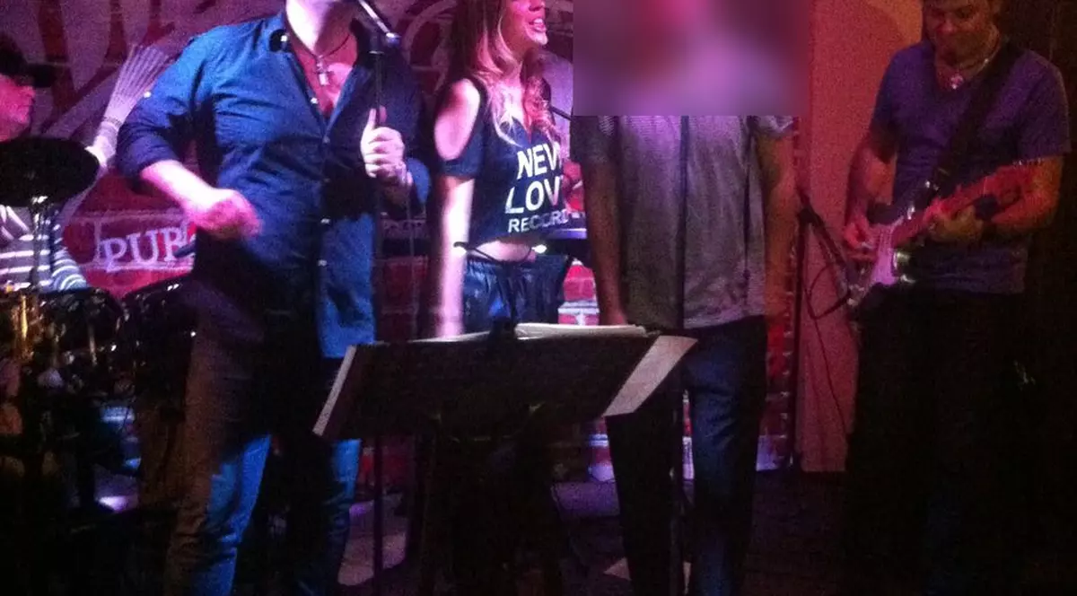 DUET DE EXCEPŢIE pe hit-ul "Atât de singur". NU O SĂ-ŢI VINĂ SĂ CREZI alături de cine a interpretat TAVI COLEN superba melodie!