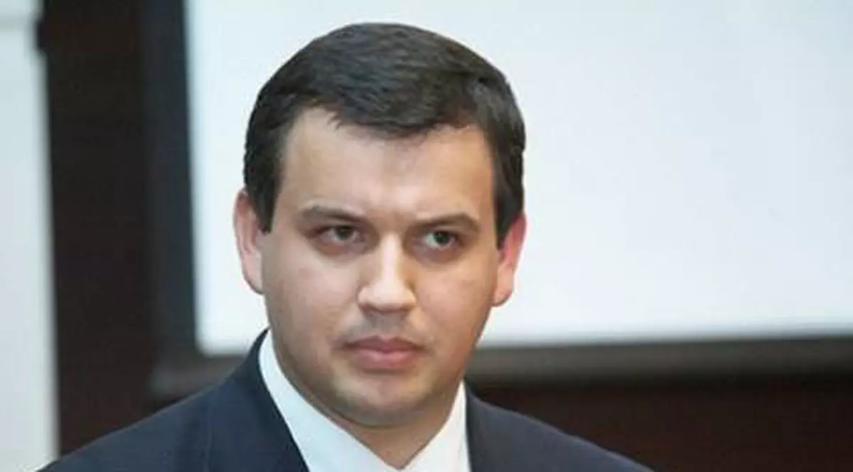 Primul co-pilot al ţării îşi bate joc de şoferii din România