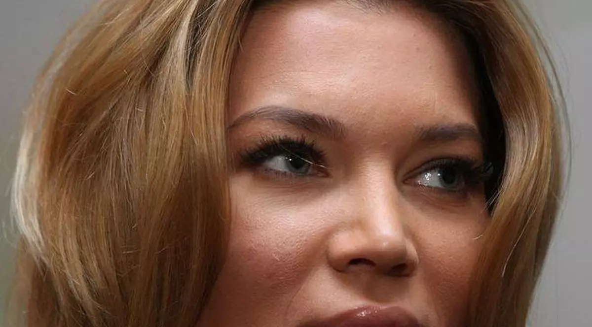 ÎN CE HAL A AJUNS MAŞINA GINEI PISTOL! VEDETA ŞI-A FĂCUT-O CU MÂNA EI!