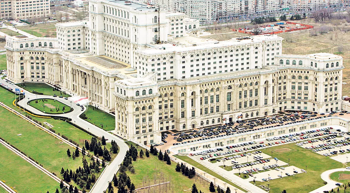 Casa Poporului omoară porumbeii! Zeci de înaripate îşi găsesc zilnic sfârşitul din cauza antenelor de pe clădire