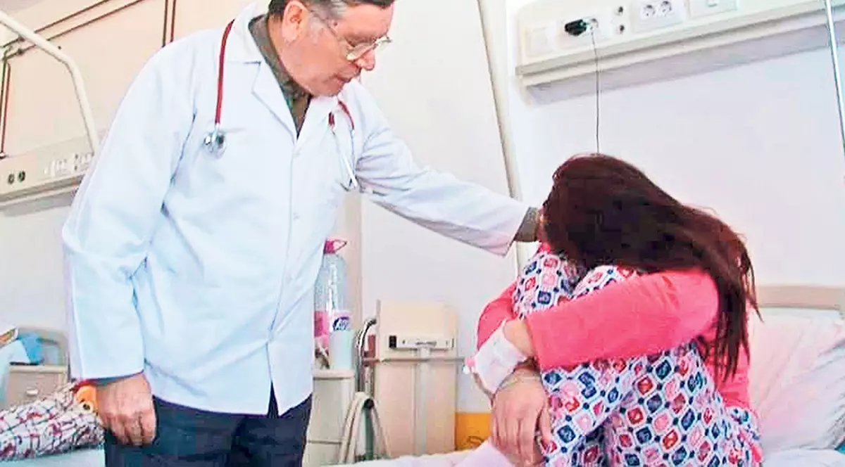 Metodă şocantă de a-şi menţine silueta, aleasă de o adolescentă din Vaslui! A înghiţit vată ca să slăbească