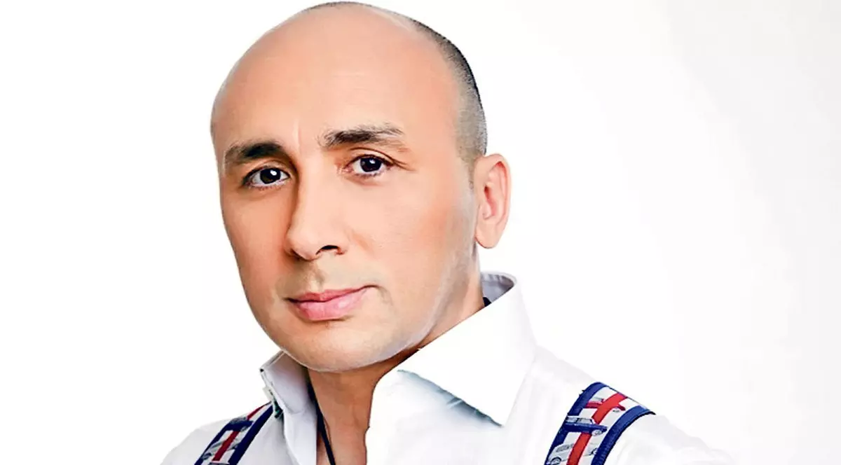 INCREDIBIL! Marcel Pavel MĂNÂNCĂ sarmale DE TE SPERII