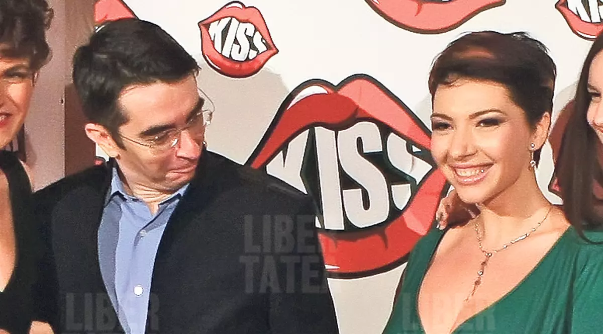 Rușinică! Găinuşă se holbează în decolteul posesoarei celui mai generos bust din lumea radioului