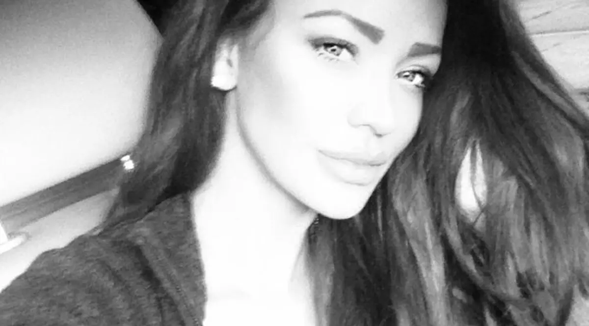 Copie la indigo! Anda Adam SEAMĂNĂ TOT MAI MULT cu Bianca Drăguşanu