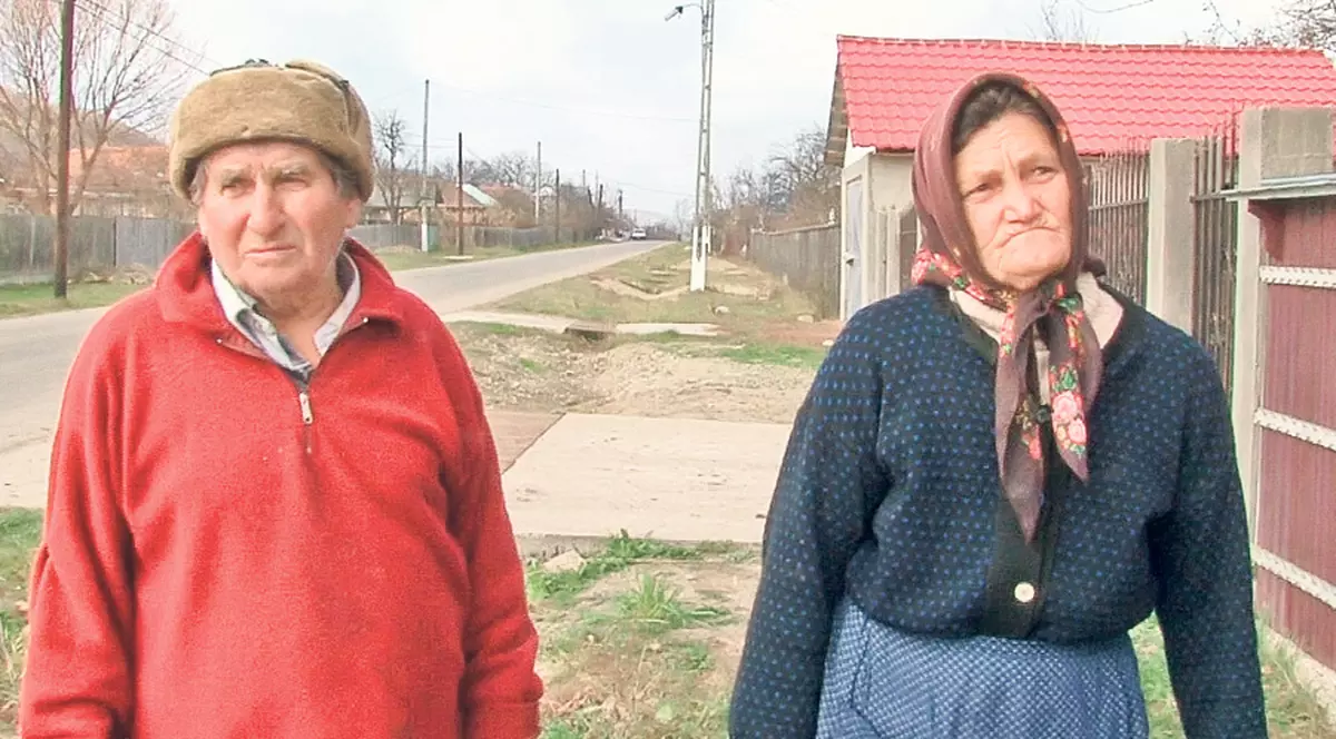 Bunicii atletei Mirela Lavric, care s-a aruncat luni de la etaj, după o ceartă cu fostul iubit, îl acuză pe acesta: «Şi-a bătut joc de ea!»