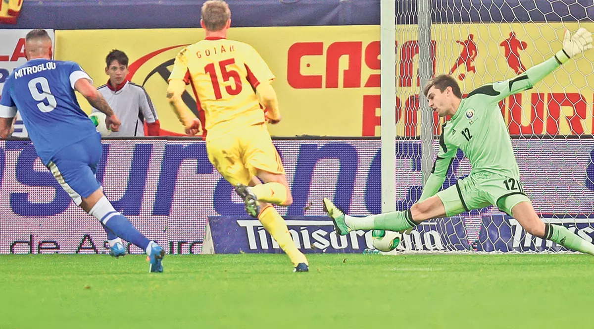 O ruşine naţională! Fără nici o explicaţie, selecţionerul i-a cerut managerului Ovidiu Costeşin să treacă un jucător de câmp ca portar, la Pireu!