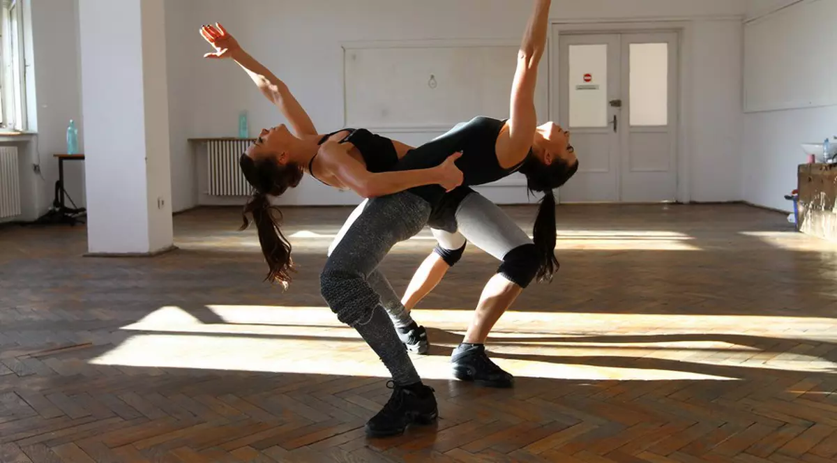 Surorile Cheeky Girls, AŞA CUM NU LE-AŢI MAI VĂZUT VREODATĂ: "SUNTEM PLINE DE VÂNĂTĂI" FOTO