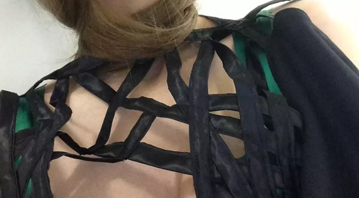 Iulia Albu, FEMEIA CU MUSTAŢĂ PESTE FAŢĂ! Vezi CUM A REUŞIT, DIN NOU, SĂ ŞOCHEZE! FOTO