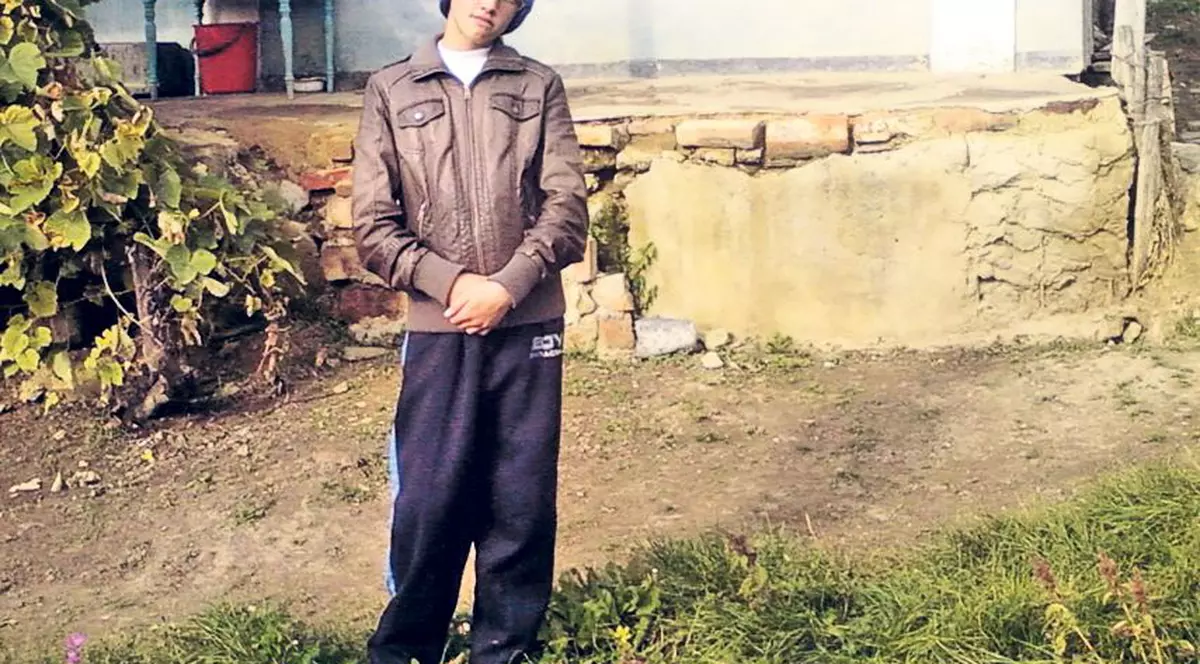 Un băiat din comuna Vultureşti, judeţul Vaslui, doarme într-o locuinţă veche şi distrusă: «Stau cu frică să nu cadă casa peste mine»