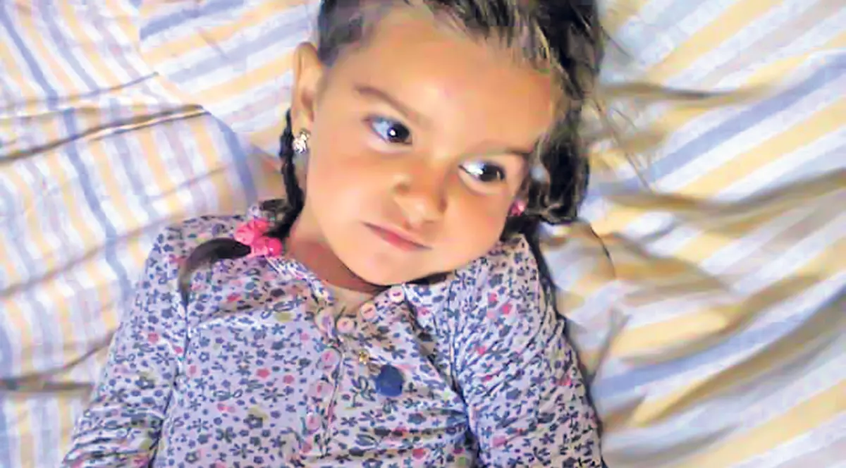 Ştefania trebuie să ajungă în Germania! Singura şansă a fetiţei cu stenoză esofagiană a rămas operaţia la o clinică din Karlsruhe