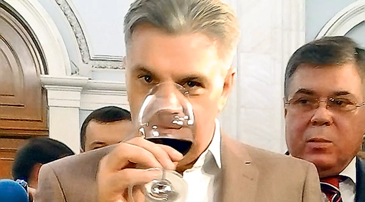 Valeriu Zgonea a băut, ieri, din vinul reginei Elisabeta