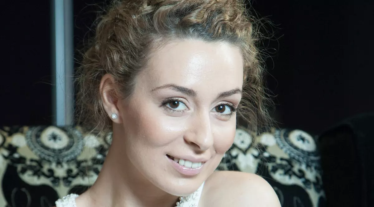 El A CONVINS-O. Soţia unui CELEBRU PREZENTATOR TV îşi VINDE rochia de mireasă