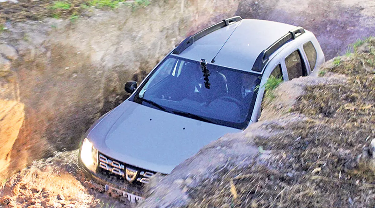 DESCOPERIRE MACABRĂ la Buzău. Jeep înmatriculat în Anglia, CĂZUT într-un canal de regularizare. Un TÂNĂR A MURIT