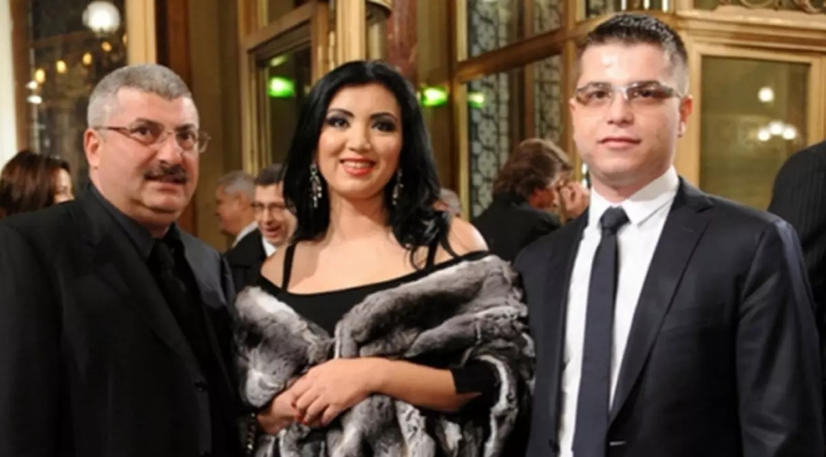 S-A ÎNTORS LA PRIGOANĂ, DAR NU-L IARTĂ PE FIUL LUI! Adriana Bahmuţeanu se judecă cu Honorius pentru 200.000 de euro!