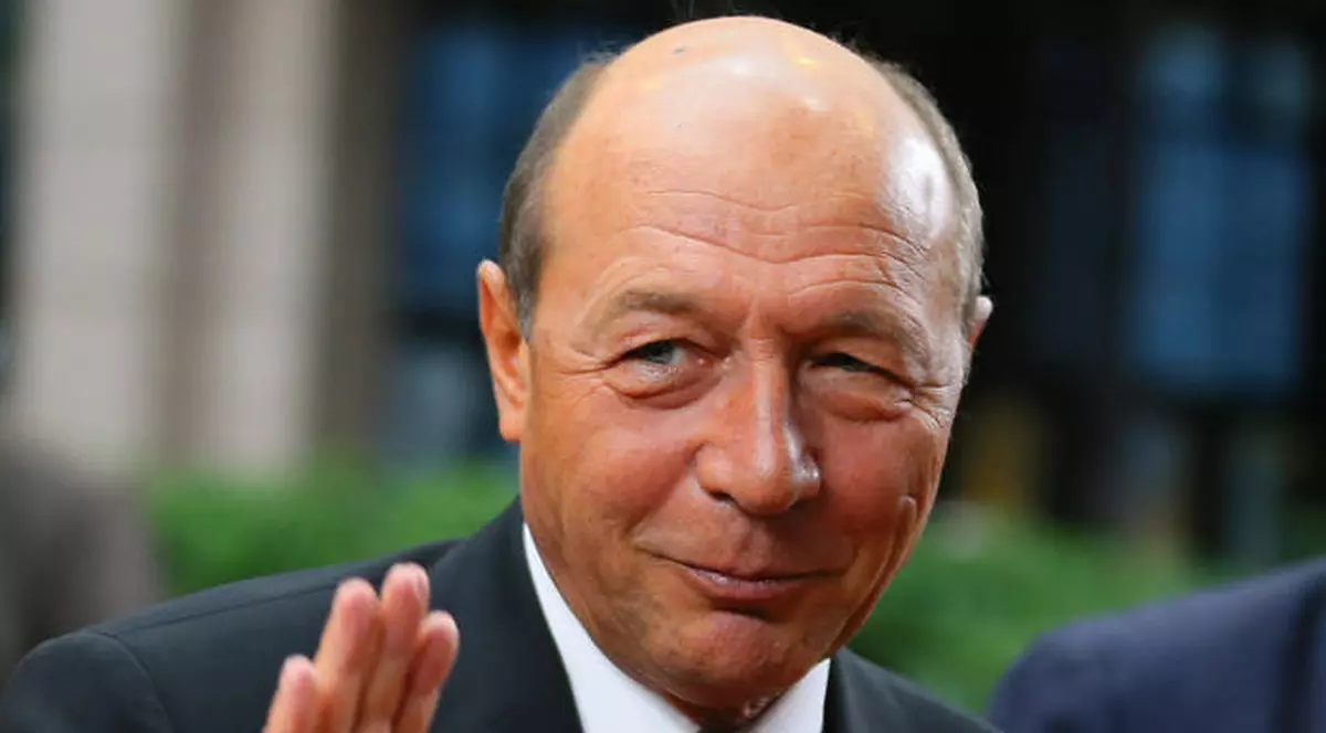 Traian Băsescu, GAFĂ VESTIMENTARĂ LA TRIBUNĂ | FOTO