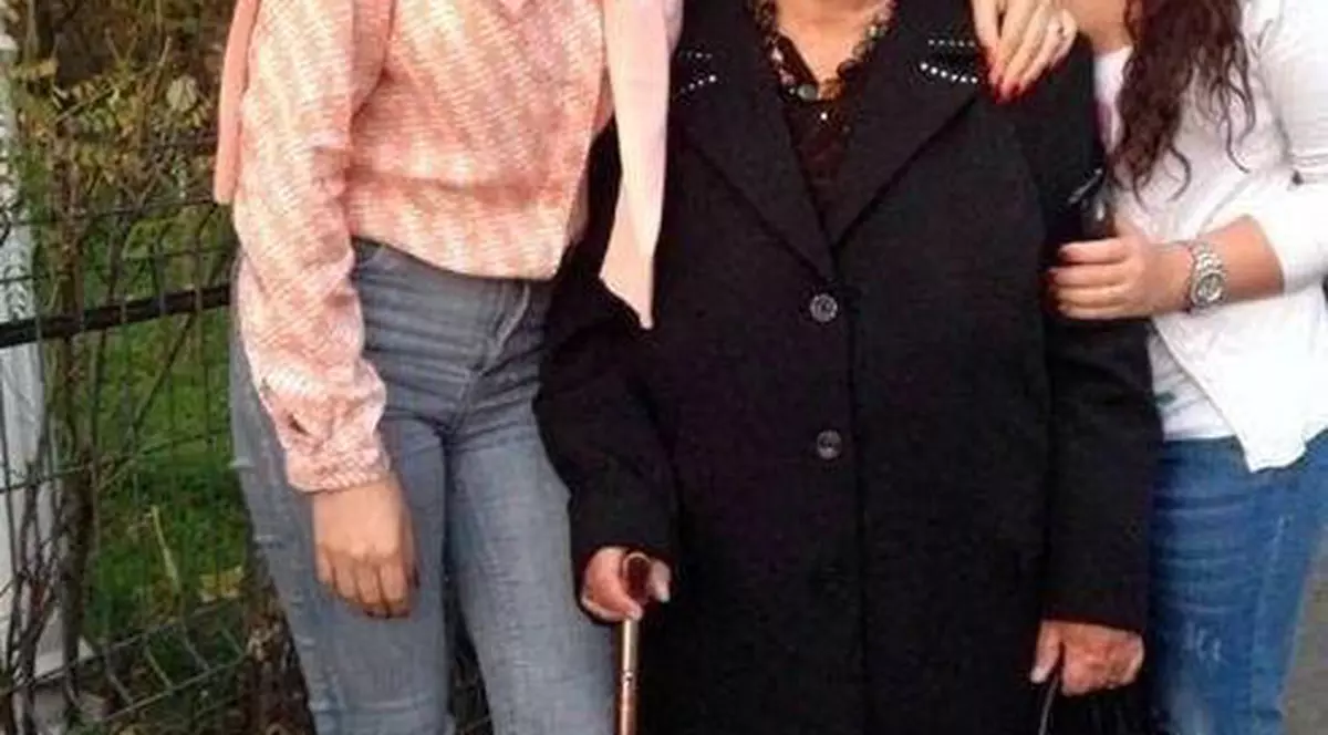 Sunt din GENERAŢII DIFERITE şi POARTĂ ACELAŞI NUME. Uite FAMILIA uneia dintre CELE MAI IUBITE VEDETE DE LA NOI  | FOTO