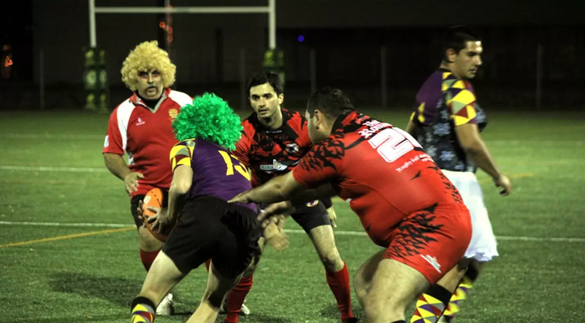 FOTO Arlechinii şi Dracula Old Boys au jucat un meci de rugby cu ocazia Halloween. În goană după un dovleac oval