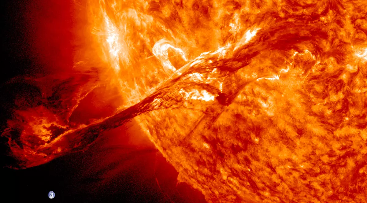 Exploziile solare au luat-o  razna de două săptămâni