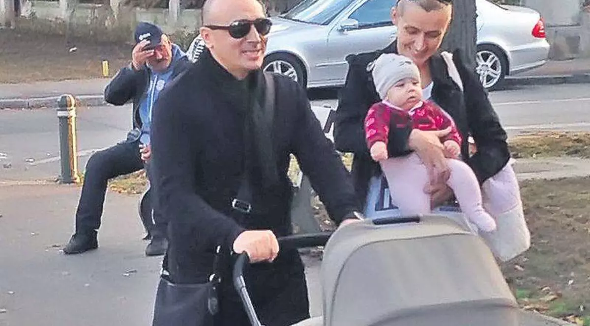 Uite cum îşi pregăteşte Marcel Pavel fetiţa, pentru primul ei Crăciun | FOTO ÎN ARTICOL