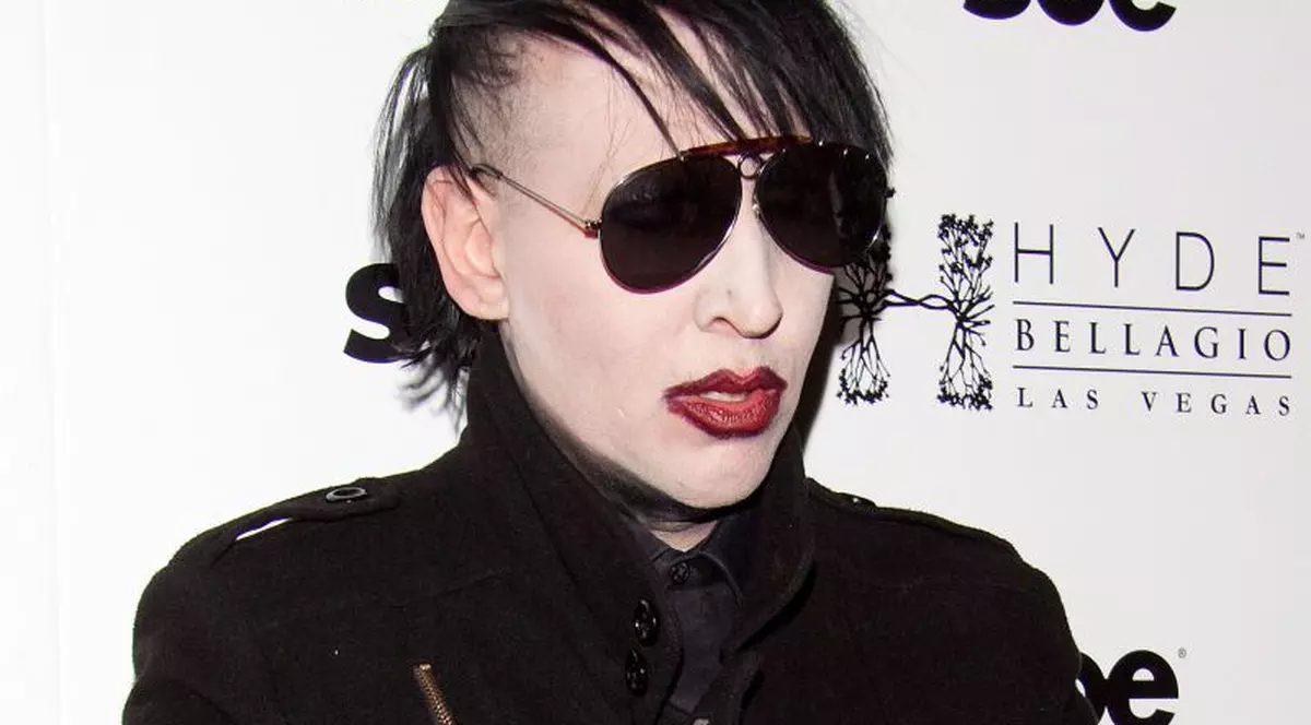 Ce faţă de «tocilar»! Marilyn Manson a avut «curajul» să apară la TV fără machiaj | VIDEO 