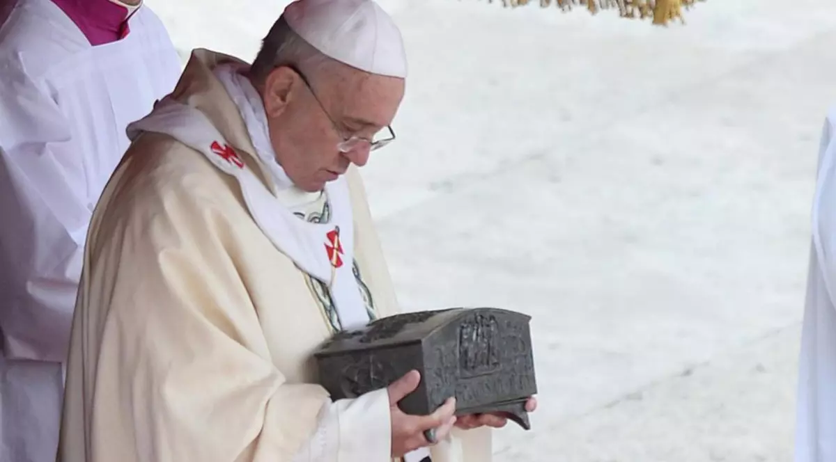 Moaştele Sfântului Petru, expuse în premieră la Vatican | FOTO 