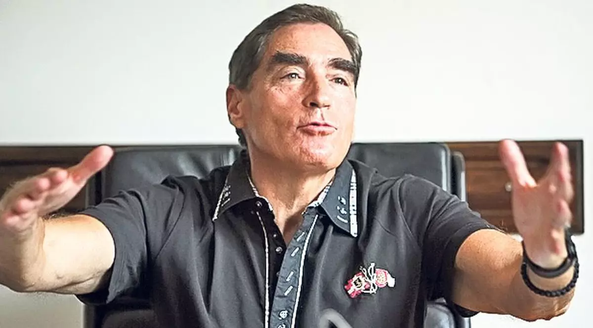 CÂT DE FRUMOS ESTE BĂIEŢELUL LUI PETRE ROMAN! FOSTUL PREMIER AL ROMÂNIEI ARE CU CE SE LĂUDA!