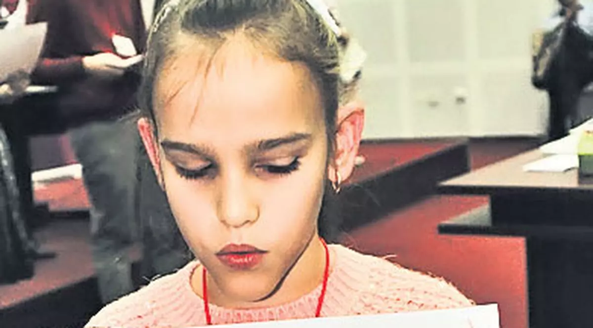 Lecţie de viaţă | O fetiţă oarbă a câştigat un concurs național de pian