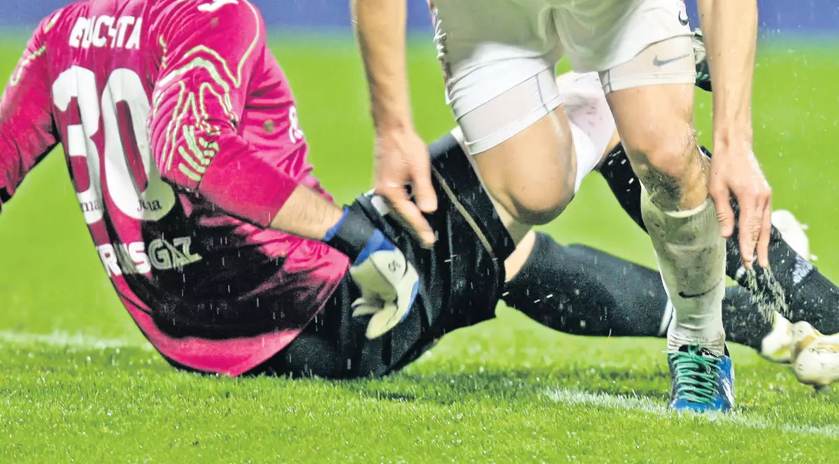 "Câinii" ploii! Pe o vreme potrivnică, dinamoviştii s-au adaptat mai bine şi au «înmuiat» Gazul