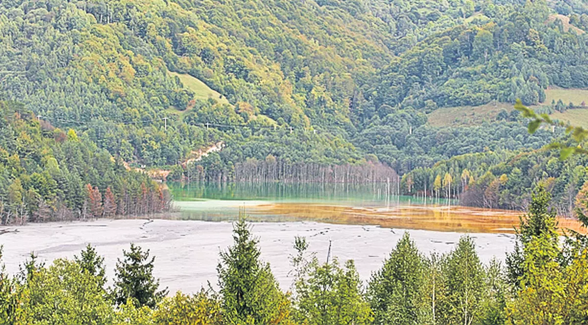 Aurul de la Roșia Montană rămâne în pământ