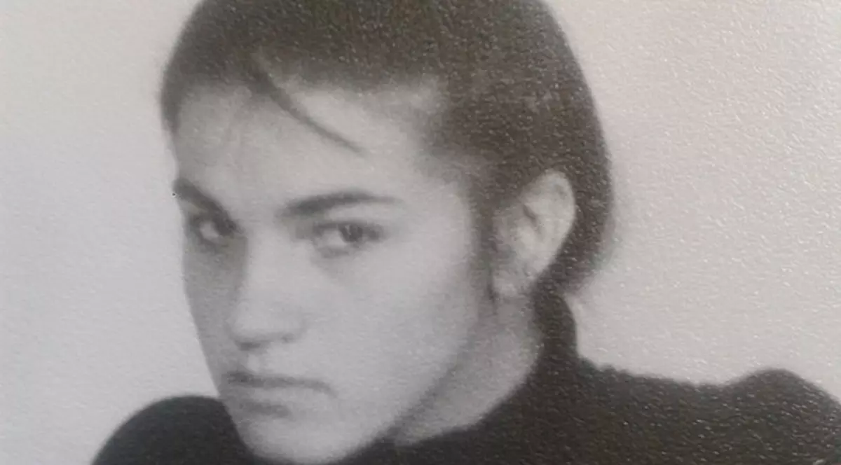 DRĂGUŢA asta este una dintre cele MAI TARI JURNALISTE DIN ROMÂNIA, pe când avea vârsta MAJORATULUI! Ce zici, SEAMĂNĂ CU TÂNĂRA DE AZI?